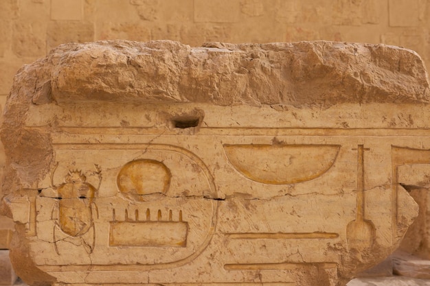 Tempel van koningin Hatsjepsoet Uitzicht op de tempel in de rots in Egypte