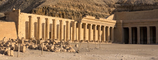 Tempel van koningin Hatsjepsoet Uitzicht op de tempel in de rots in Egypte