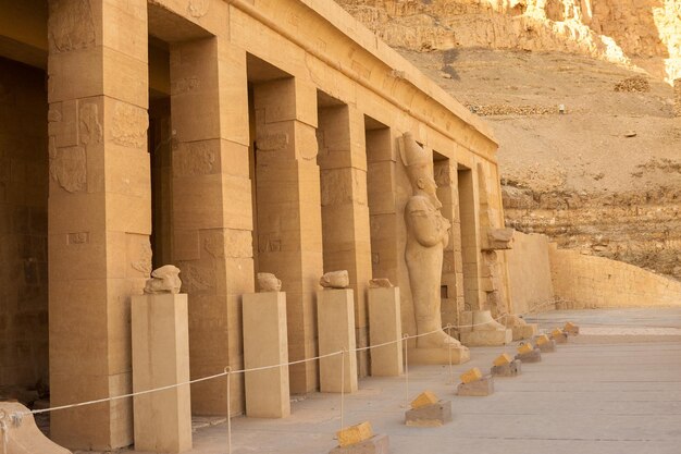 Tempel van koningin Hatsjepsoet, uitzicht op de tempel in de rots in Egypte