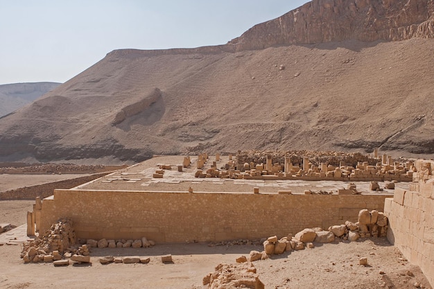 Tempel van koningin Hatsjepsoet, uitzicht op de tempel in de rots in Egypte