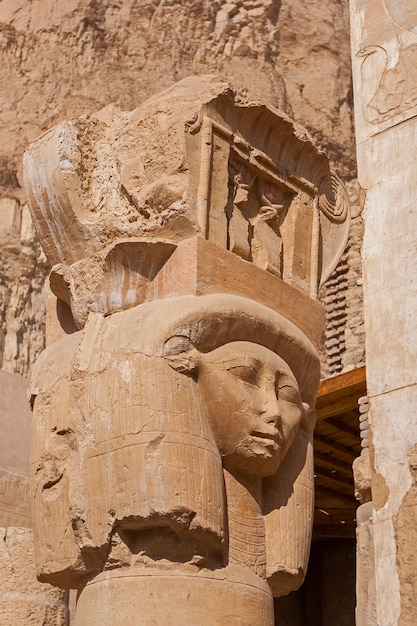 Tempel van koningin Hatsjepsoet, uitzicht op de tempel in de rots in Egypte