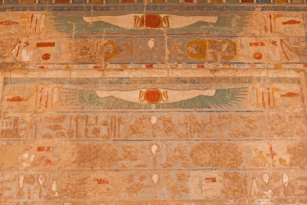 Tempel van koningin Hatsjepsoet, uitzicht op de tempel in de rots in Egypte