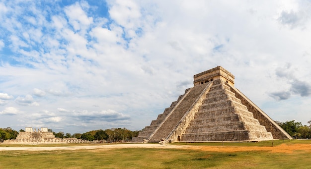 Tempel van Kukulcan of het Kasteel het centrum van de archeologische plaats van Chichen Itza Yucatan Mexico