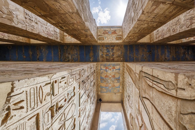 Tempel van Medinet Habu. Egypte, Luxor. De dodentempel van Ramses III in Medinet Habu is een belangrijke structuur uit het Nieuwe Koninkrijk op de Westelijke Jordaanoever van Luxor in Egypte