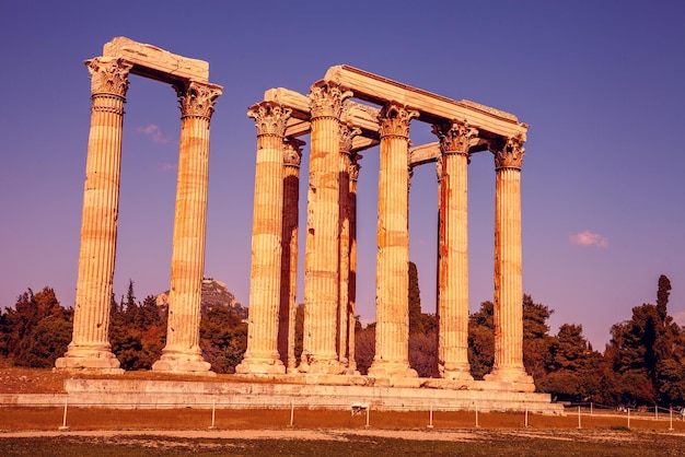 Tempel van Olympische Zeus in de avond bij zonsondergang, Athene