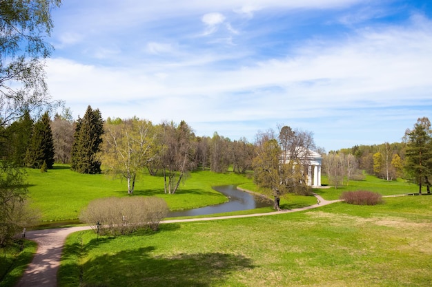 Tempel van Vriendschap onder het groene landschap van Pavlovsk Park op zonnige dag