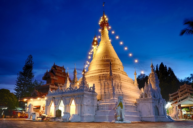 Tempel Wat Phra That Doi Kong Mu in Mae Hong Son, Thailand.