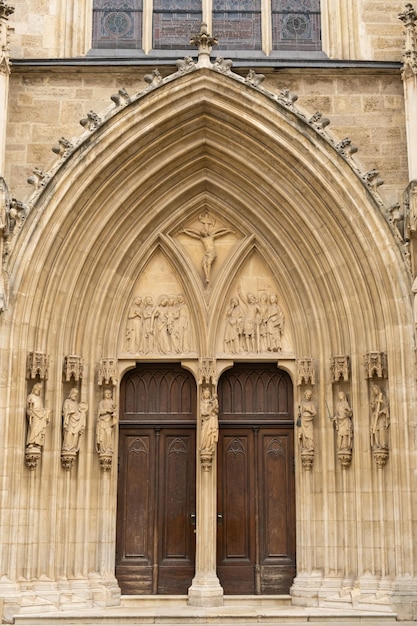 Tempelarchitectuur van Wenen in Oostenrijk Beelden van heiligen op de muren van de tempel