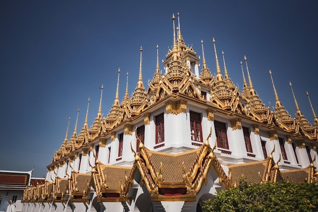 Tempelgebouw bij Wat Ratchanatdaram Loha Prasat tempel Bangkok Thailand