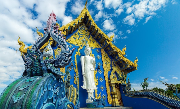 Tempels in de provincie Chiang Rai ThailandWat Rong seua tien of Chiang Rai Blue-tempel