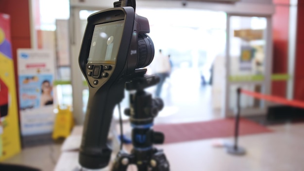 Проверка температуры в продуктовом магазине супермаркета с установленной тепловизионной камерой Сканер мониторинга изображения для контроля температуры тела