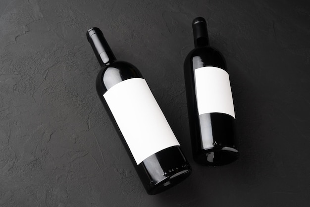 Фото Шаблон с пустой этикеткой для бутылки красного вина на темном фоне