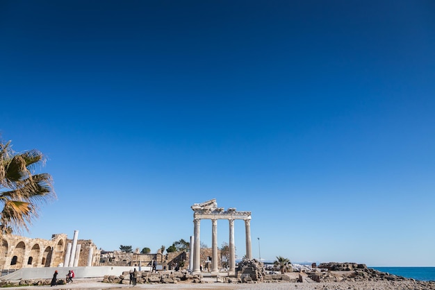 Храм Аполлона в древнем городе Сиде в районе Анталии на средиземноморском побережье Турции