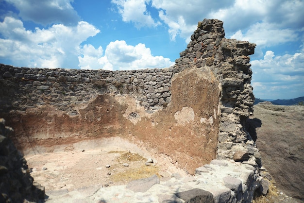 アテナ神殿。アッソスの古代都市にあるアテナ神殿の遺跡。ベフラムカレ、チャナッカレ、