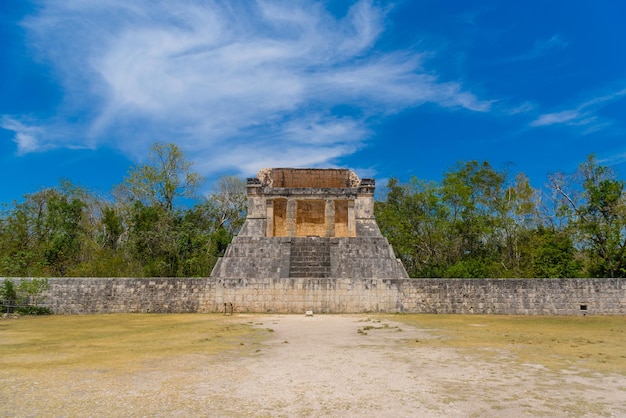 チチェンイツァピラミッドユカタンメキシコマヤ文明寺院遺跡の近くでポクタポクを演奏するためのグレートボールコートの終わりにあるひげを生やした男の神殿