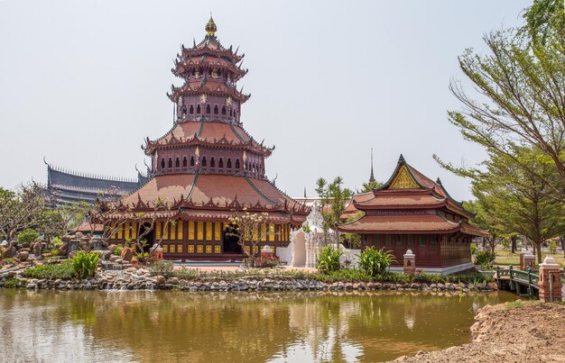 写真 湖のそばの寺院と空の向こうの建物