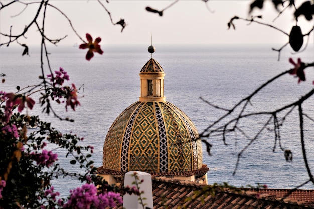 Foto tempio dal mare contro il cielo