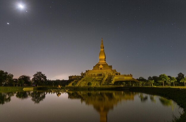 Photo temple chedi maha mongkol bua the golden pagoda landmark of roi et province northeastern thailand