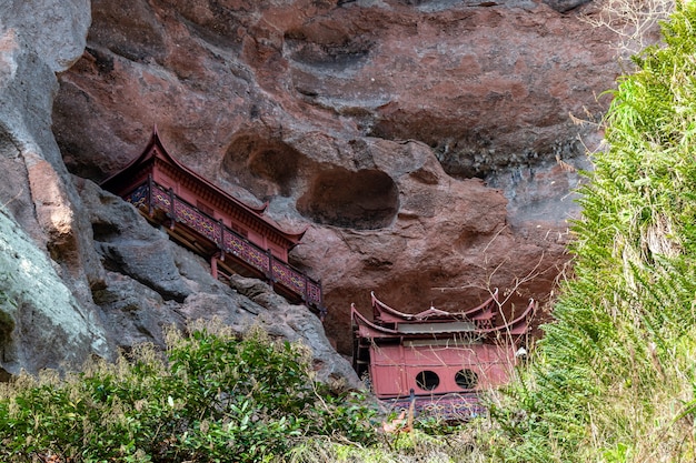 柱に支えられた崖の上の寺院