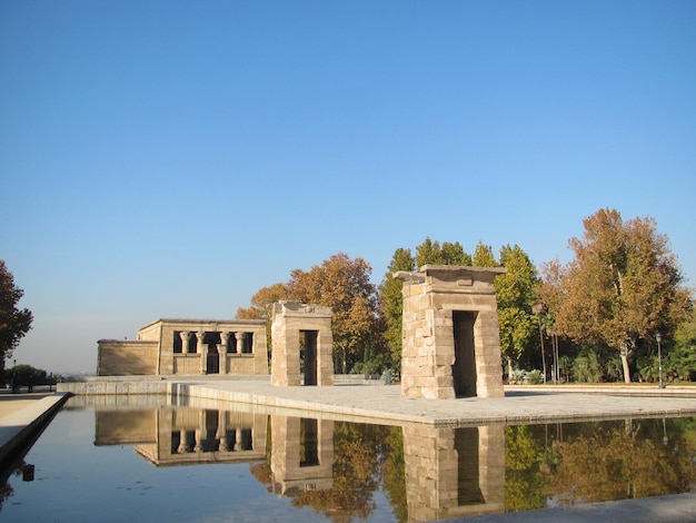 澄んだ空に照らされた湖に映るデボドの寺院