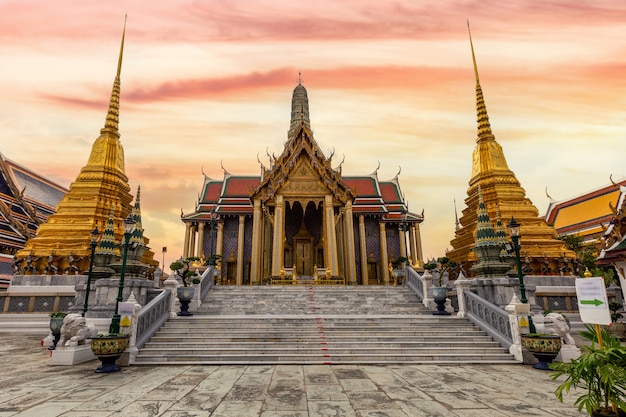 エメラルド仏寺院またはワットプラケオ寺院、バンコク、タイ