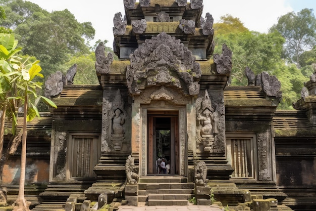複雑な彫刻とそびえ立つ柱が特徴的な寺院の入り口の門