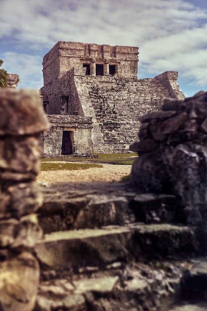 Foto tempio degli affreschi nel complesso maya di tulum, in messico, ripreso durante il tramonto. colpo verticale.