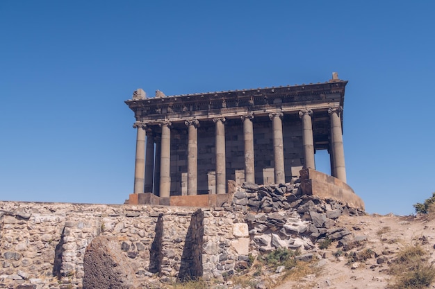 Foto tempio di garni in armenia foto pittoresca con il cielo blu sullo sfondo e nessuna gente intorno rovine dell'antico tempio armeno attrazione paesaggistica dell'armenia