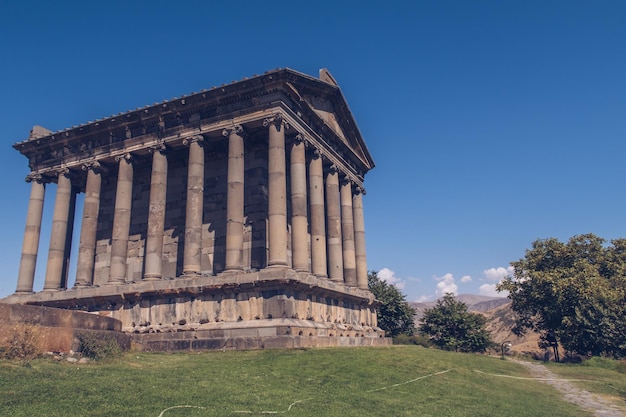 Foto tempio di garni in armenia foto pittoresca con il cielo blu sullo sfondo e nessuna gente intorno rovine dell'antico tempio armeno attrazione paesaggistica dell'armenia