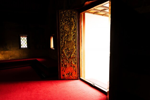 Photo the temple gate of buddhist temple of wat phumin in nan, thailand