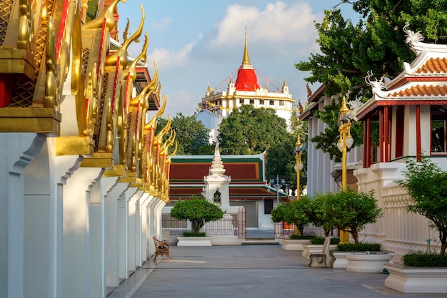 Foto tempio del monte d'oro o phu khao thong in wat saket ratcha wora maha wihan bangkok in thailandia