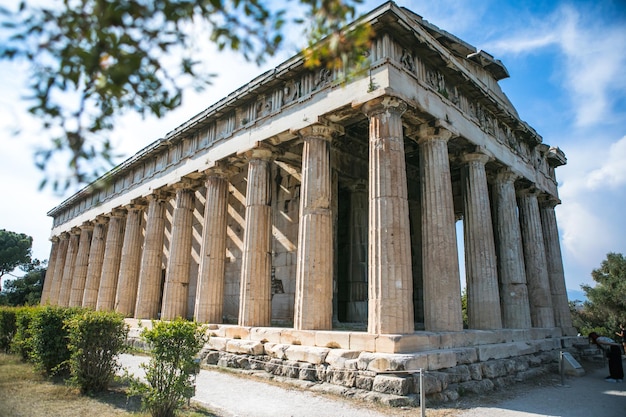 Foto tempio di efesto ad atene, grecia vista soleggiata delle antiche rovine greche nel centro di atene il famoso tempio di efesto sull'agorà di atene, la capitale della grecia