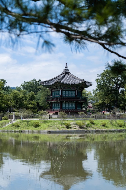 Photo a temple in the middle of a pond