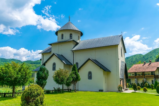 Monastery Moraca 사원은 몬테네그로 강 협곡에 있습니다.