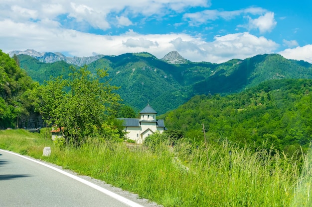 Monastery Moraca 사원은 몬테네그로 강 협곡에 있습니다.