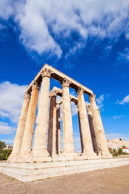 オリンピアゼウス神殿またはオリンピエイオンまたはオリンピアゼウスの柱は、ギリシャの記念碑であり、ギリシャの首都アテネの中心にあるかつての巨大な寺院です。