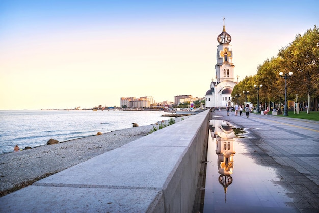 Foto tempio di pietro e fevronia e riflesso del mar nero al tramonto ammiraglio serebryakov embankment territorio di krasnodar novorossijsk