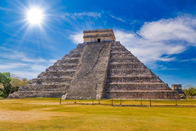 Храм Пирамида Кукулькана Эль-Кастильо Чичен-Ица Юкатан Мексика Цивилизация майя
