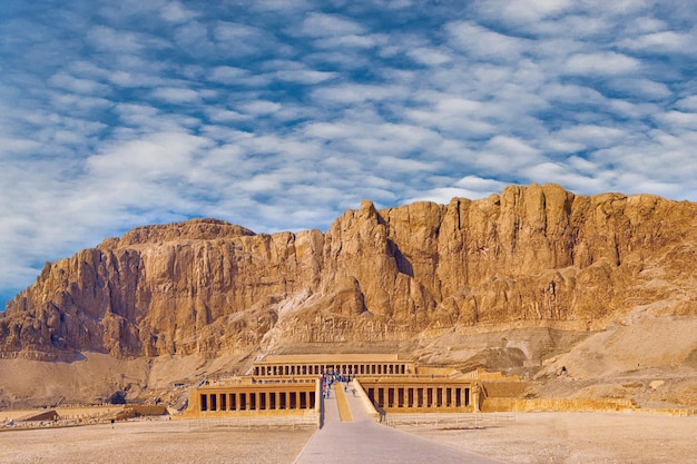 Храм царицы Хатшепсут Вид на храм в скале в Египте