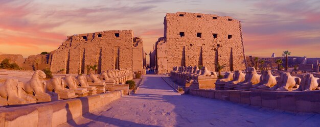 Храм царицы Хатшепсут Вид на храм в скале в Египте