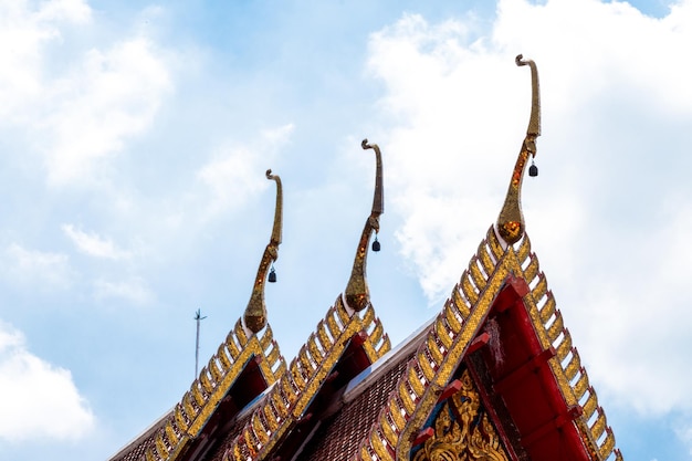 Крыша храма Архитектурная деталь на крыше тайского храма