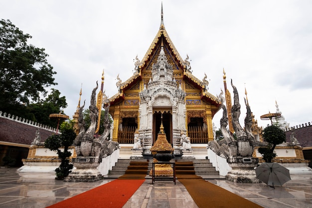 タイの寺院の蛇に囲まれた寺院