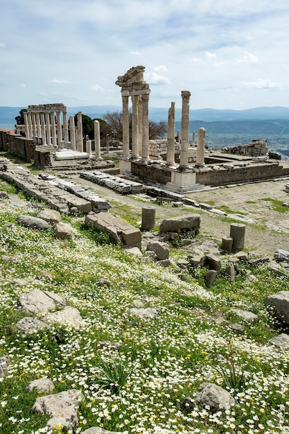 美しい春の日に、古代都市ペルガモン、ベルガマ、トルコのトラヤヌス神殿