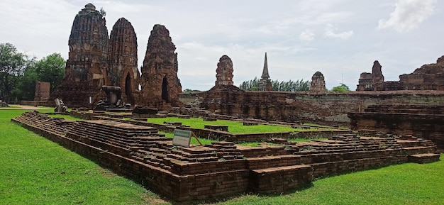 Photo temple of wat mahathat in ayutthaya, thailand