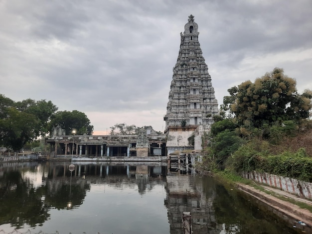 Photo a temple in the water with a large tower in the foreground