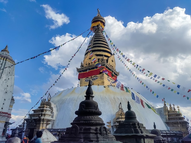 Photo a temple with a blue sky and a few flags