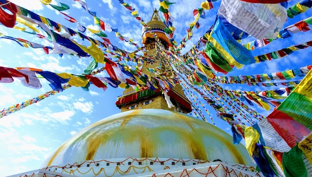 Photo a temple with flags and a blue sky