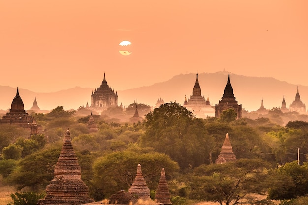 Храмы Багана, древнего города, расположенного в районе Мандалай Бирмы, Мьянмы, Азии.