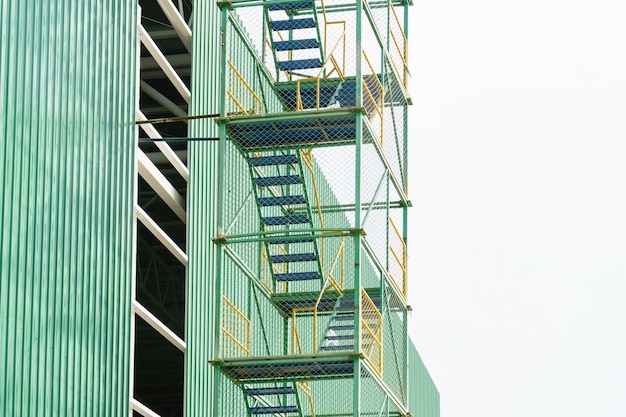 Foto accesso temporaneo e scala sostenute da ponteggi rinforzati