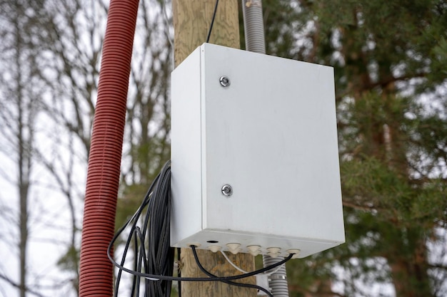 Temporary electric cabinet fixed to a post on a construction site